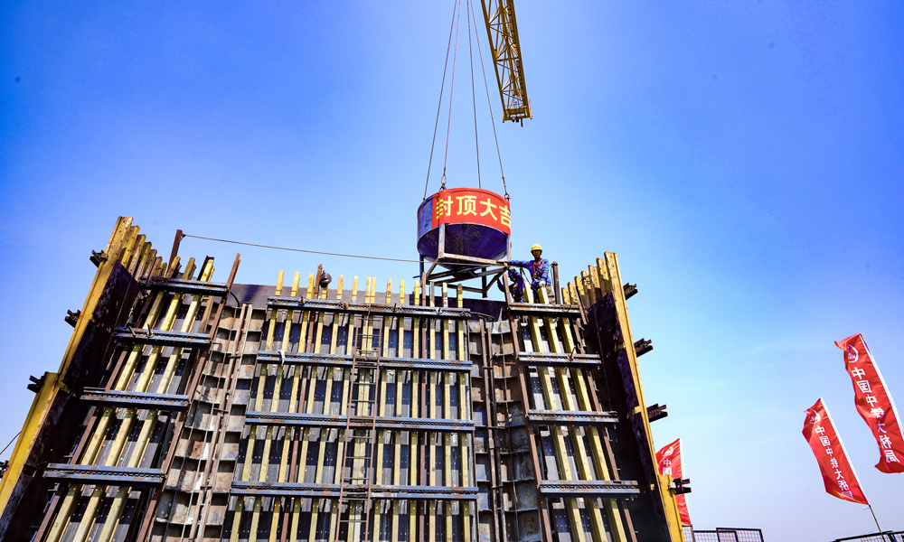 作为广州南沙至中山的直达高速公路，南中高速建成后，未来两地往返车程有望缩短至30分钟。图为洪奇门特大桥西主塔封顶。