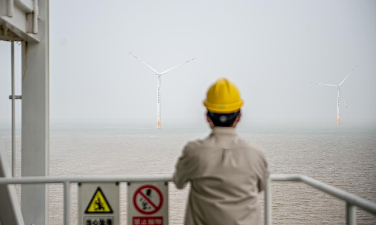 因海况变幻莫测，交通船舶经常会受潮水、台风、雷雨等影响而无法返回驻地，陈刚和其他同事有时在海上一呆就是十几天，工作之余会看着茫茫大海思念家人。