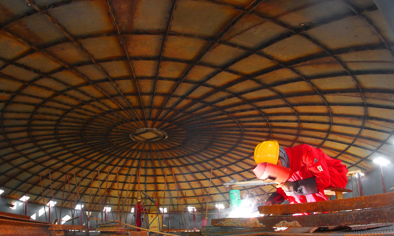 在中石化天津南港乙烯项目建设现场，施工人员在进行污水罐焊接作业（9月23日摄）。新华社发（董波 摄）