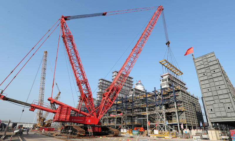 在中石化天津南港乙烯项目建设现场，施工人员在安装裂解炉模块（10月7日摄）。新华社发（王洪哲 摄）