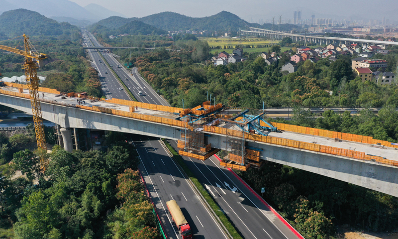 10月20日拍摄的杭温铁路二期工程跨杭黄铁路特大桥完成合龙的最大跨度连续梁（无人机照片），该连续梁同时上跨杭新景高速公路和桐庐县凤川大道。新华社记者 黄宗治 摄