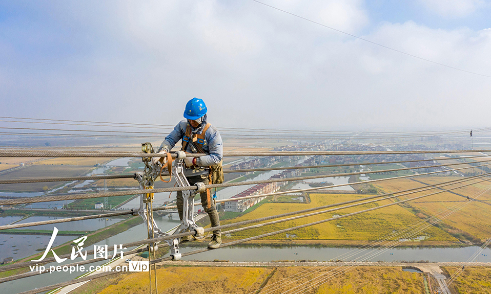 11月23日拍摄的1000千伏特高压盱眙至泰州线路升高改造工程现场。史俊 摄