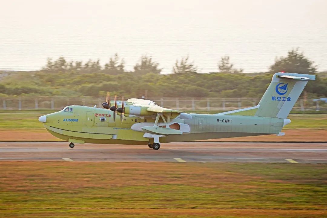 当天8时10分，首飞机组驾驶AG600M飞机从珠海金湾机场滑行起飞，在空中平稳飞行13分钟，完成一系列既定试飞科目后，于8时23分平稳降落，飞机状态良好，操纵系统正常，各系统运行稳定。