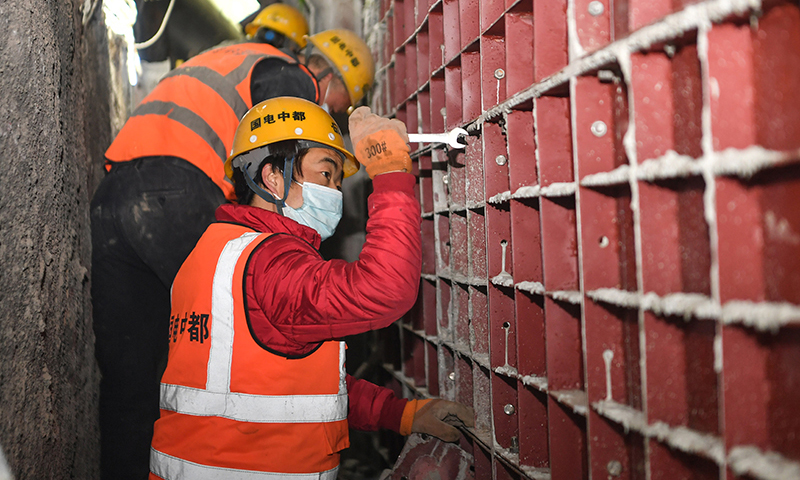 1月25日，中建三局西北公司工人在西安地铁8号线建设项目工地施工。新华社记者 张博文 摄