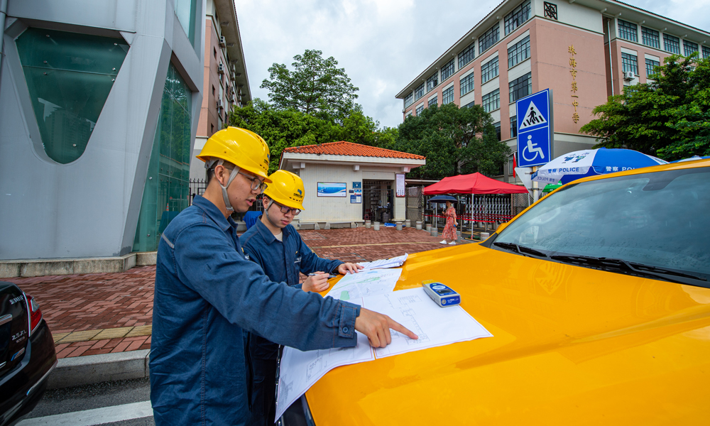 6月7日，在珠海市第一中学保供电现场，南方电网广东珠海香洲供电局城区供电所对高考供电线路走廊存在施工外力破坏风险点开展特巡。