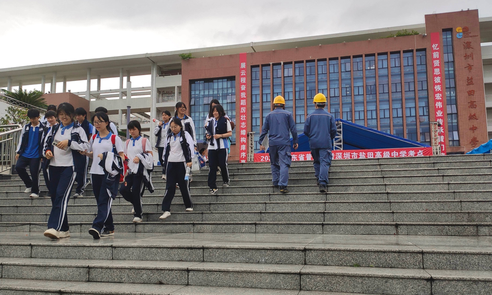 6月7日，南方电网深圳盐田供电局工作人员在深圳盐田高级中学保供电现场，确保考试期间安全可靠用电。