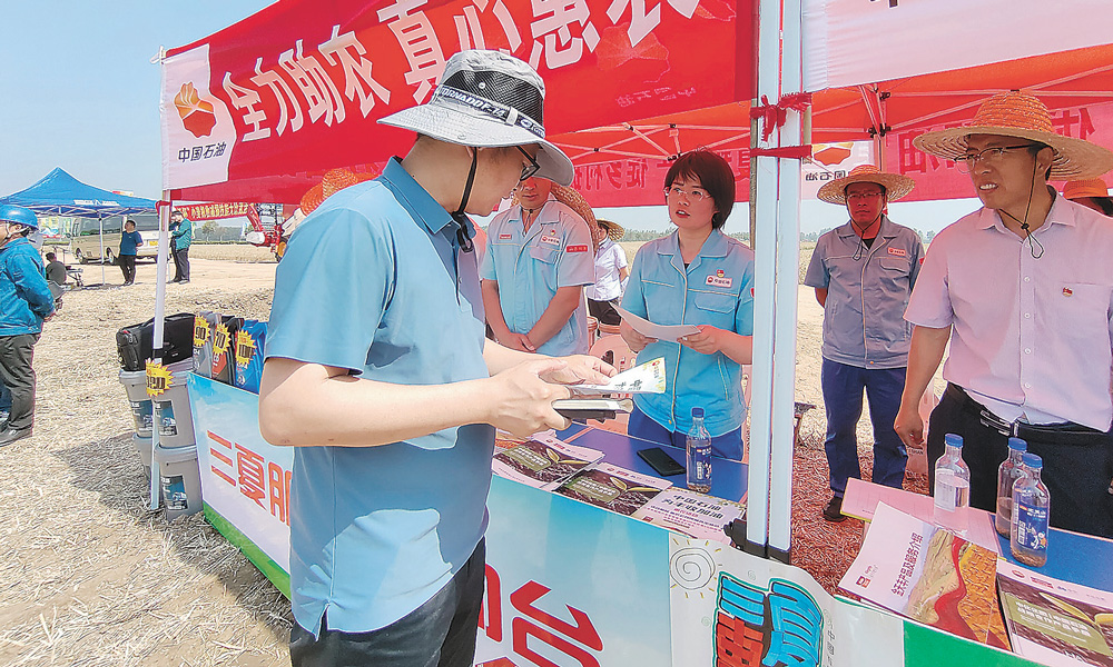 中国石油山东销售临沂分公司组织“沂蒙姐妹”青年志愿服务队，通过送油到田间、农资入户进村、设立“三夏”咨询服务展台等方式，切实把助农惠农落到实处。 王彬 摄