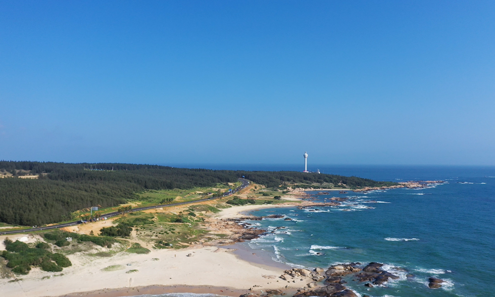 海南环岛旅游公路定位为“国家海岸一号风景道”，主线全长约1000公里，其中文昌段主线全长160.5公里、连接线全长97.6公里。自路面施工以来，项目团队先后克服雨季、原材料运输等困难，严格控制沥青混合料到场温度、碾压温度、碾压遍数等施工环节，全力抓质量、抢进度，顺利完成了文昌段全线沥青路面施工任务。图为海南环岛旅游公路文昌段。
