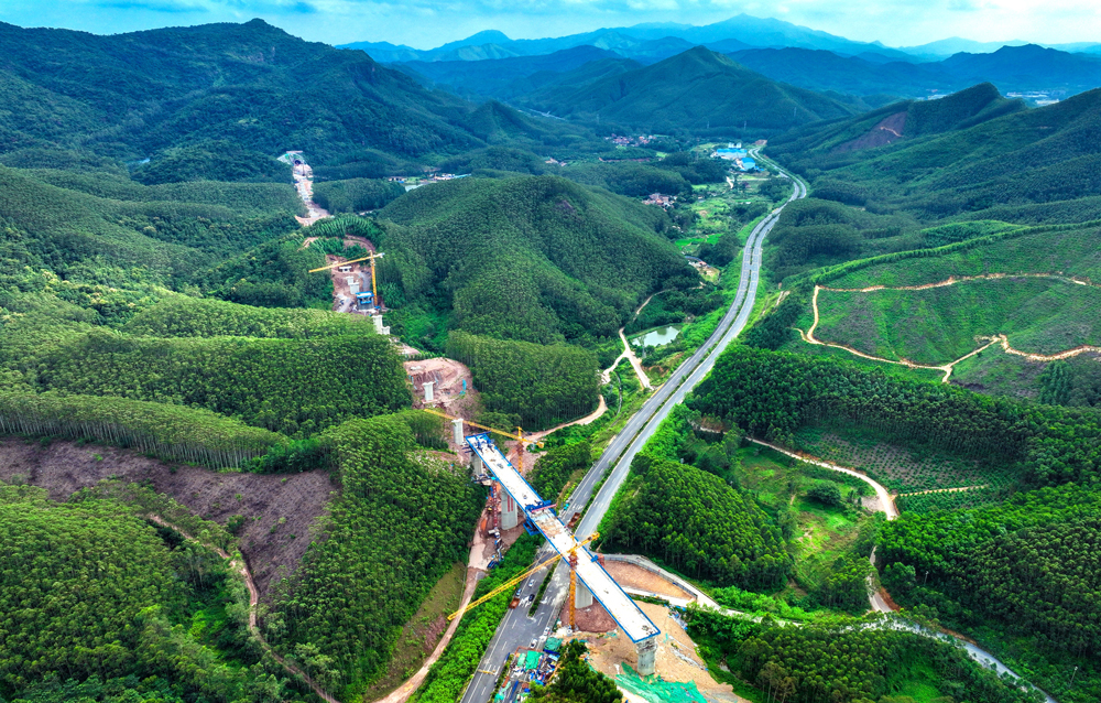 近日，中铁七局承建的珠肇高铁全线首座连续梁——跨茶山公路特大桥连续梁合龙。跨茶山公路特大桥连续梁全长193.5米，此次合龙段为连续梁中跨，长2米，梁高4.215米，采用悬臂挂篮施工。据悉，珠肇高铁是广东省自主投资建设管理的第一条时速350公里的高铁，建成后将串联起江门站与珠三角枢纽机场，珠海至肇庆东最快36分钟到达，沿线珠三角主要城市间均可实现1小时通达。