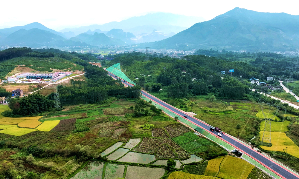 近日，中铁一局承建的广西贺州黄田至姑婆山道路提级改造工程建成通车。该工程起于贺州市平桂区黄田镇竹山路路口，终于姑婆山温泉路口，全长13.05公里，建成通车后对于进一步提升贺州整体城市形象、加快构建“交通+旅游”融合发展新格局等具有重要意义。