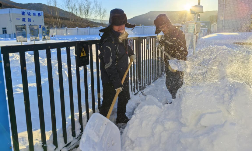 黑龙江宾县大个岭风电场运维人员在场区清雪。王宏宇 摄