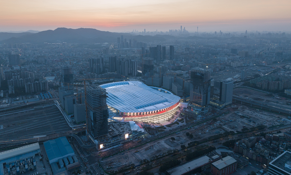 12月26日，由中国铁建旗下铁四院设计的粤港澳大湾区“超级车站”广州白云站通车运营。图为夜幕降临下的白云站。