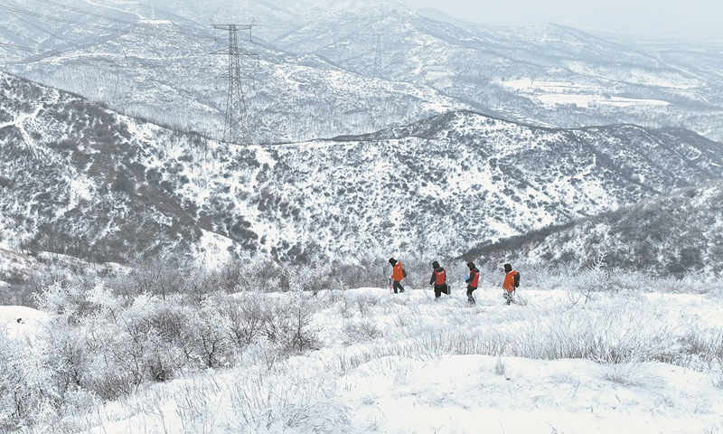 近期，我国中东部地区出现大范围雨雪冰冻天气，河南南部、湖北、安徽中北部、湖南中北部、重庆东南部等地部分地区有持续性冻雨，给交通出行和保暖保供带来不利影响。国家电网有限公司以雪为令、迅速响应，工作人员坚守岗位，全力保障电力安全运行和电力可靠供应，确保人民群众温暖过冬、亮堂过节。图为国家电网河南送变电公司员工在500千伏陕赢、陕嘉线沿线开展观冰特巡。