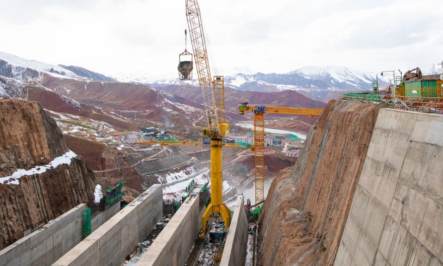 3月24日，青海公司玛尔挡水电站溢洪道工程正在进行混凝土浇筑工作。溢洪道为3孔开敞式布置，由引渠段、堰闸段、泄槽段和舌型鼻坎段组成，总长约570.6米，混凝土总浇筑量约28万立方米。