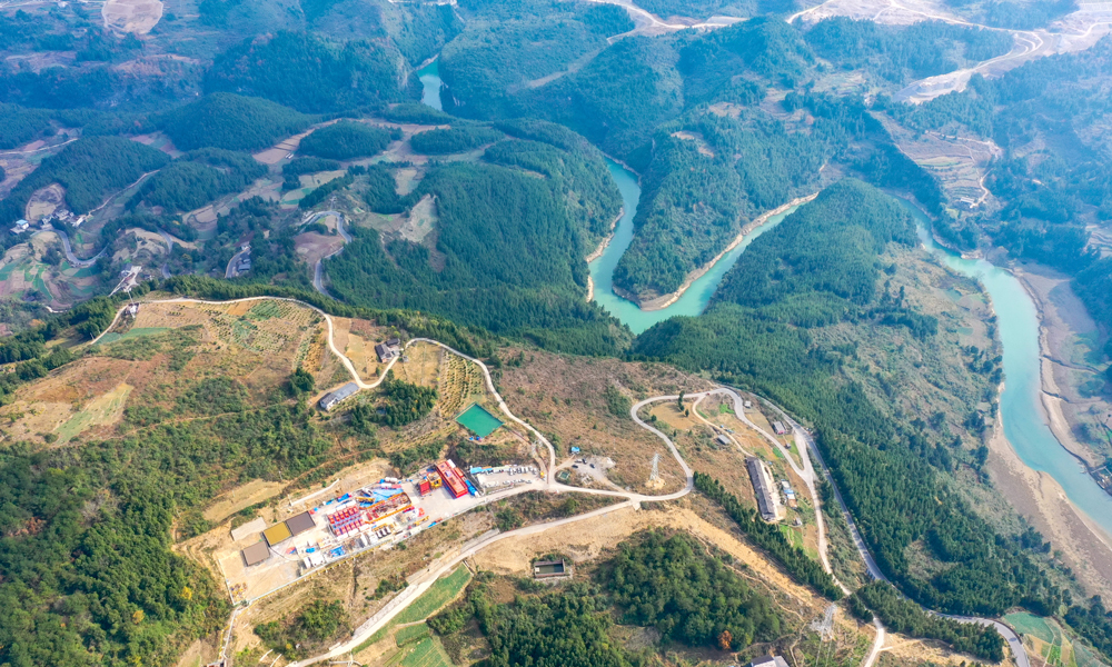 南川页岩气田应用全电动压裂泵进行储层改造现场。