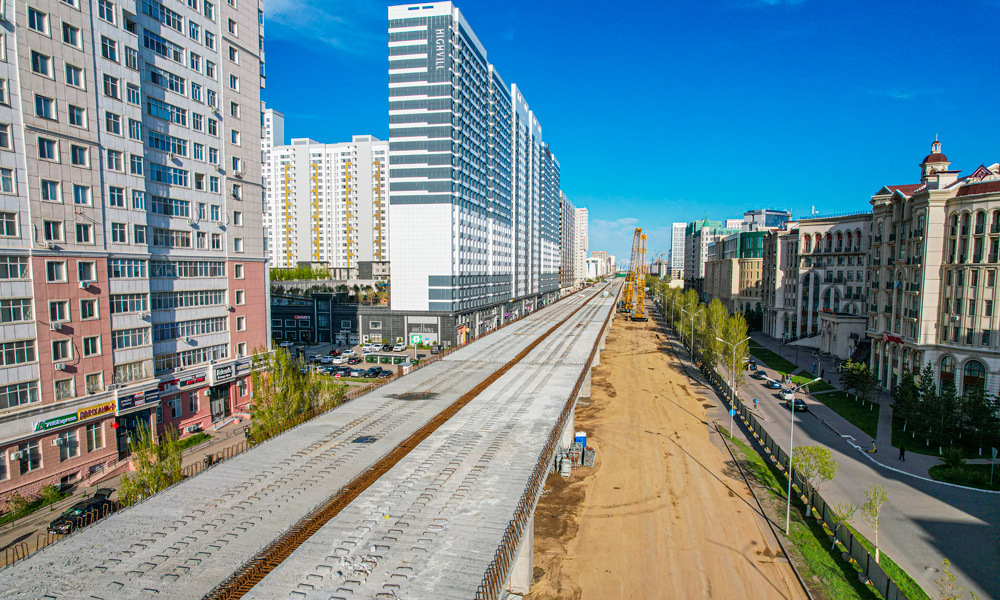 该轻轨项目建成通车后，线路两端的通勤时间可以缩短近一半，将成为哈萨克斯坦乃至中亚地区最具技术代表性的城市轨道交通项目。图为轻轨建设现场进行预制梁架设。