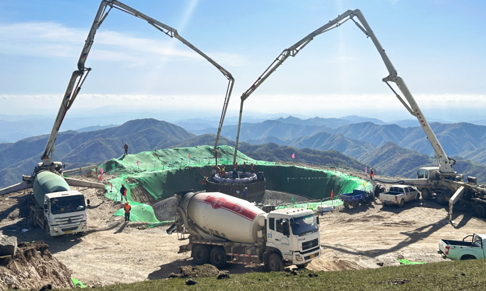 天水秦州50兆瓦风电项目作为中国节能风电甘肃区域公司近年来施工难度最大的山地风电项目，全员为保障施工安全和施工进度，抢抓建设的窗口期，加班加点，于近日完成全部风机基础混凝土浇筑工作。