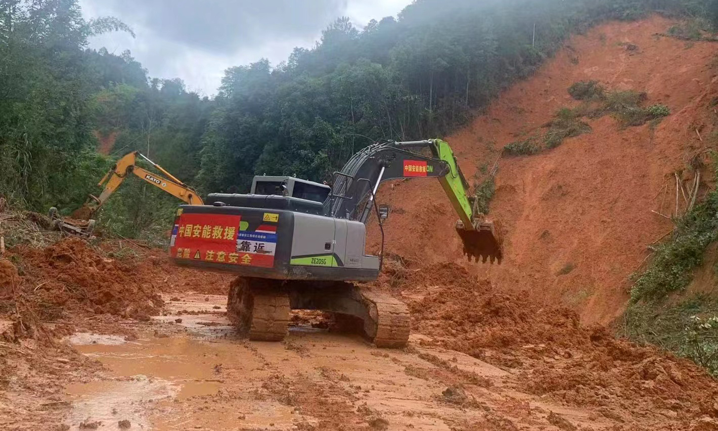 据悉，S239线是闽粤省级交通要道，平远县泗水镇是此次受灾最严重的乡镇，X038线是通往泗水镇的唯一生命通道，道路多处被山体滑坡阻断，中国安能专业救援力量全力抢通受阻道路。截至6月18日18时，累计转运受灾群众50人，无人机侦测35公里，转移受损车辆12辆，道路抢通11公里，清理土方量5600方。图为S239道路抢通现场。