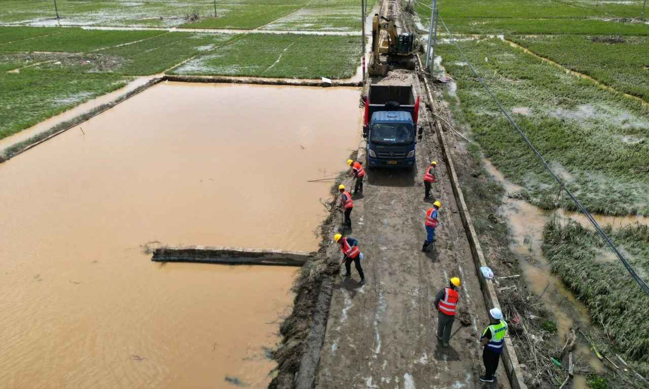 近日，南方多地持续出现强降雨，广东、广西、福建等地区洪涝和地质灾害频发。面对边坡塌方、路基冲毁，多村镇交通、水电中断等情况，中国铁建迅速响应，出动装载机、挖掘机等设备，疏通道路，保障生命线畅通。中铁十七局抢险救援队通过“无人机航测+徒步排查”深入广东梅州核心重灾区，摸清各地区受灾情况。依托专业人才和技术优势，救援队安排排水、道路等专业人员踏勘测量水毁情况，制定救灾方案及应急保通方案、绕行方案。