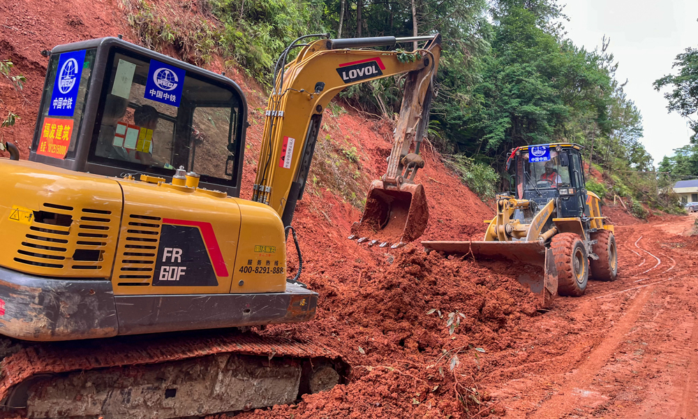 近期，广东省梅州市多地突现大暴雨局，引发多地出现内涝、滑坡等次生灾害，中铁南方粤东城际项目成立抢险救灾工作组全力参与抢险救灾。截至目前，中铁南方粤东城际铁路项目共派出三批次共计100余人赶赴梅州，投入装载机、挖掘机等抢险设备20余台，帮助梅州平远县上举镇和河头镇进行抢险和灾后重建，完成清运垃圾约600余方，清理大型道路障碍6处，清理民房5间，同时对两镇进行全面防疫消杀，持续开展各项灾后重建相关工作。