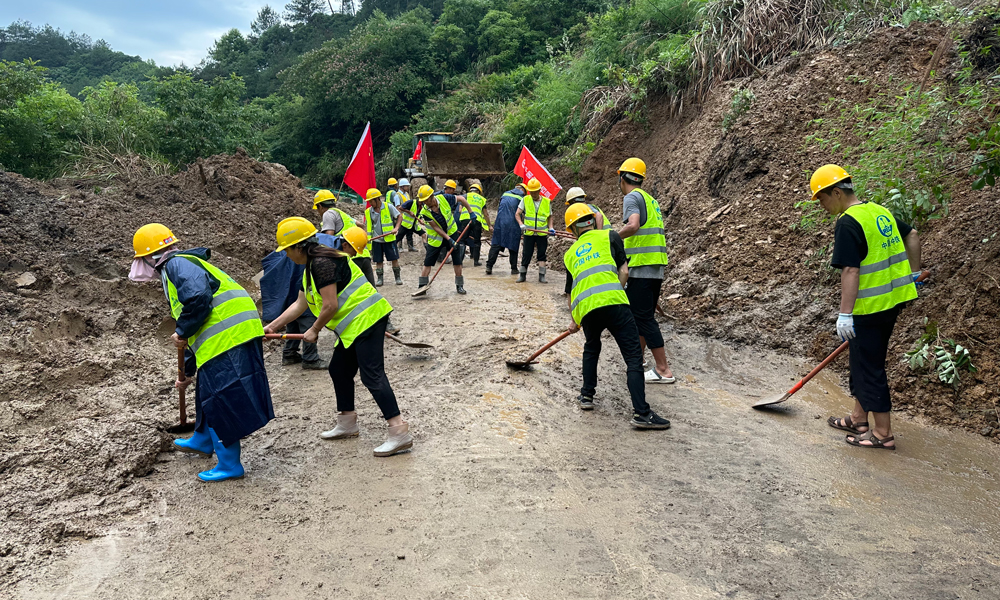 6月20日至21日，安徽黄山歙县多条河流水位暴涨，X008县道附近山洪暴发，多处公路淹没塌方，木石里村300多名位居民被困。中国中铁旗下中铁四局四公司扬之河大桥项目部迅速成立紧急抢险救援小组，集结38人，装载机、挖掘机等大型设备20余台赶赴受灾地点，负责县道沿线10余处共约30公里塌方淤积地段疏通任务。