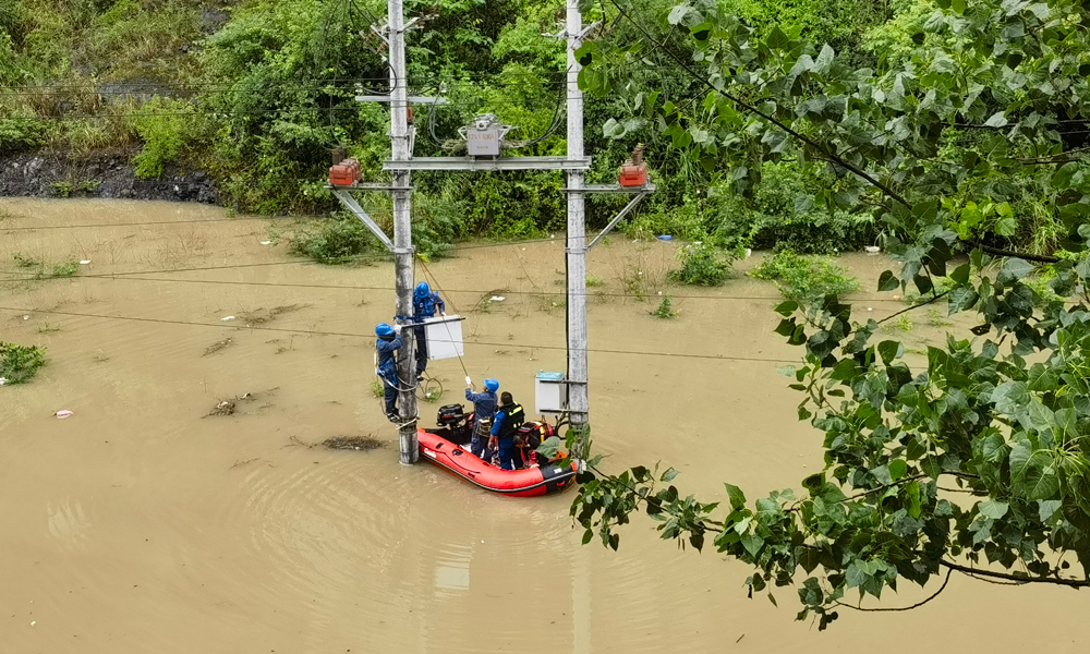 近期，粤桂黔部分地区持续出现强降雨，广东梅州、广西桂林等地受灾严重。南方电网迅速启动应急响应，累计出动人员2.1万人次，抢修车辆7100多辆次，应急发电车109辆，应急发电机479台开展抢修复电保供电工作，全力以赴确保电网安全稳定运行，切实保障群众生产生活用电需求。图为南方电网贵州遵义市郊供电局高坪供电所工作人员对隐患处联络开关进行断电及抬高供电设备处理。