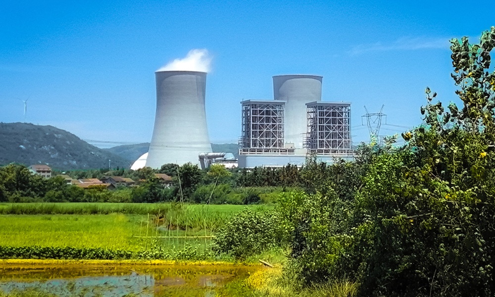 7月5日，湖南岳阳市华容县团洲垸洞庭湖一线堤防发生堤坝决堤。位于溃堤上游的国家能源集团湖南岳阳电厂闻“汛”而动，全员现场值守，针对“三线一场”做了详细的评估分析并作应急准备，并于7月6日组织党员先锋队携物资驰援大堤决口现场。图为7月6日拍摄的岳阳电厂。