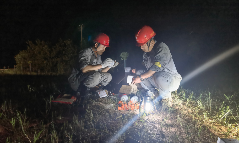 国家电网电力抢险人员连夜在华容团洲垸安装应急照明。