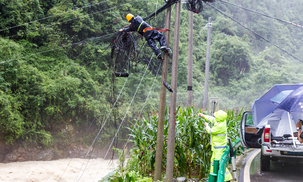 近日，重庆市多地遭遇连续暴雨天气，河水暴涨，并伴有山体滑坡等地质灾害，通信网络受到不同程度的影响。汛情就是命令，中国移动工作人员勠力战“汛”，全力守护通信畅通。