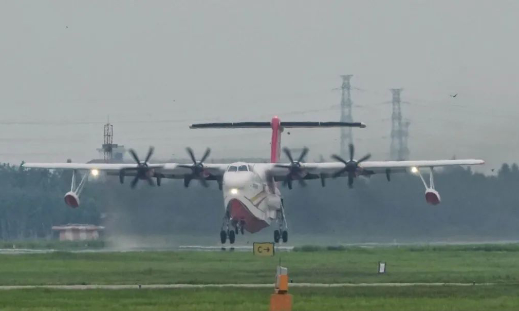 日前，由航空工业自主研制的大型水陆两栖飞机“鲲龙”AG600在江西南昌成功完成高温高湿飞行试验。