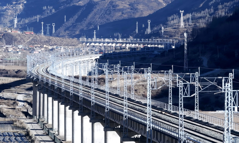 川青铁路起自成都东站，经四川省阿坝藏族羌族自治州，甘肃省甘南藏族自治州，青海省黄南藏族自治州、海东市，接入西宁站，正线全长约836公里，设计时速200公里，为国家Ⅰ级双线铁路。