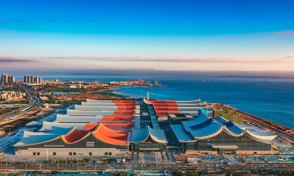 结合滨海地区特点，厦门国博会议中心建筑外观采用双脊双曲波浪形双层金属屋面，提炼闽南大厝中“燕尾、曲脊、重檐”等元素，以富有层次的屋顶、典雅的建筑细节，营造会议中心“迎风破浪、海滨起扬”的壮丽景象，呈现“又见大厝现蓝海，恍若白鹭落九天”的整体意象。