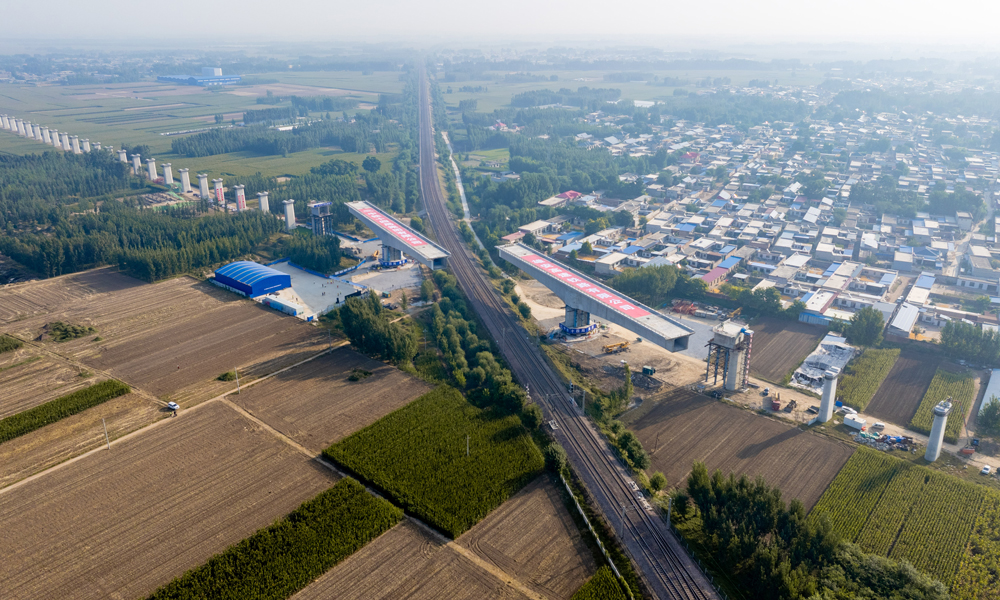 大桥跨越的京九铁路是贯通中国南北的铁路交通大动脉，最高峰时平均每5分钟就有一趟列车从此通过。为此，项目建设团队采取了“先建后转”的施工工艺，先在铁路两侧建设桥体，再对建好的桥体采用双转体、铁路上方合龙的施工方案。