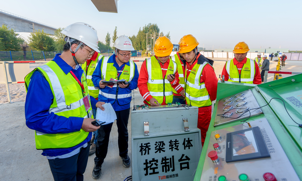 雄商高铁是我国高速铁路网“八纵八横”高速铁路之京港（台）通道的重要组成部分，是支撑引领“一带一路”“京津冀协同发展”“长江经济带”三大战略纵深发展，助力建设“雄安新区”千年大计的重要基础设施。建成后，将进一步完善京津冀地区铁路网结构，对促进沿线经济社会发展具有重要意义。图为中铁十四局建设者正在盯控转体过程。