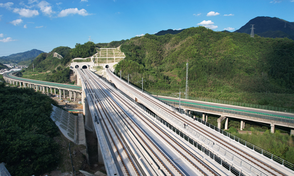 宣绩高铁建成通车后，将极大地缩短苏皖赣等地时空距离，促进区域经济的一体化发展，对于打造轨道上的长三角，开发沿线旅游资源，推动皖南国际文化旅游示范区建设，促进区域经济高质量发展起到积极作用。图为宣绩高铁扬溪跨S01溧黄高速公路大桥桥群。