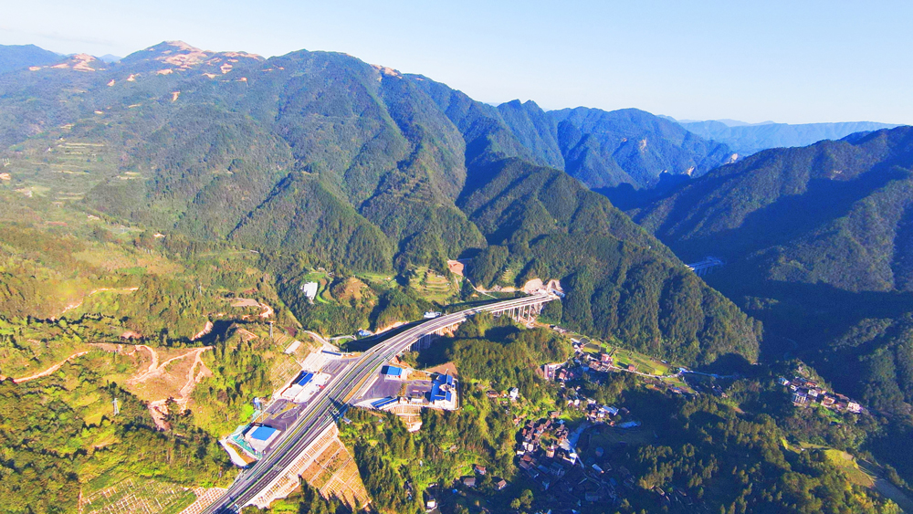 针对沿线喀斯特地貌带来的路基塌陷等工程病害隐患，中国铁建各参建单位项目团队采用液压爬模技术，通过自动、连续、快速爬升的数控模板，极大提升高空作业的安全性和工艺质量的稳定性，还运用地质雷达等技术进行综合超前地质探测和预报，及时进行超前支护，确保隧道施工安全。图为剑黎高速观么服务区。