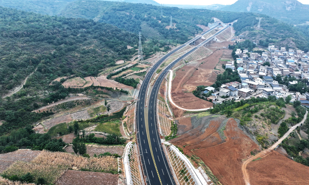 由中国建筑旗下中建二局承建的G344东灵线汝州汝阳交界至洛峪段改建工程，为河南省“十三五”重点工程，项目起于河南省洛阳市汝阳县与平顶山汝州市交界处，在洛峪村北与省道S240济邓线交叉终止，全长约9.7千米，涉及分离式隧道2座、分离式大桥2座、中桥1座，项目作为汝阳县“六纵两横一环线”交通网络中第三横的重要组成部分，通车后对于助力促进沿线经济发展具有重要意义。