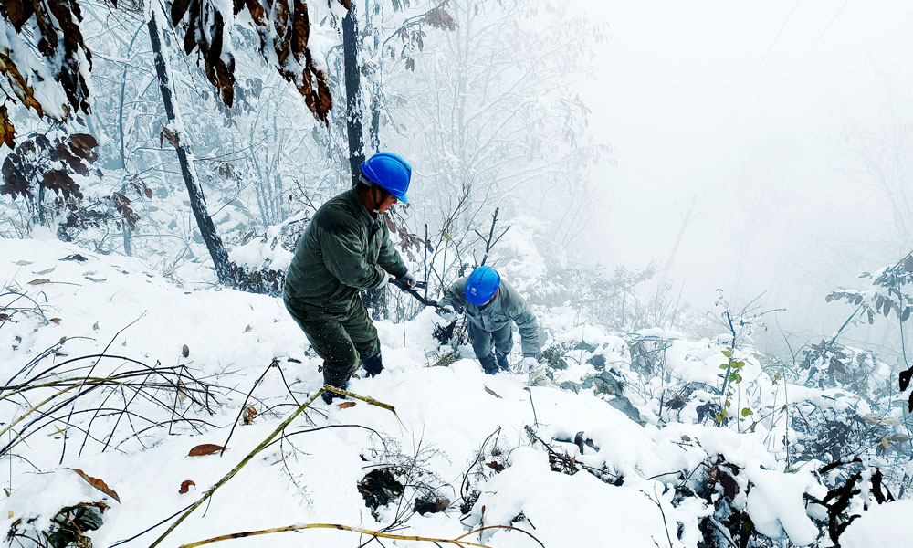 国家电网湖北十堰郧西县供电公司工作人员雪后特巡位于山区的10千伏红岩线易覆冰区段，保障线路安全运行。