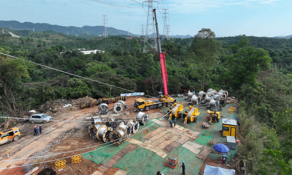 近日，南方电网加快年度电网重点项目建设，全力保障粤港澳大湾区经济社会发展用电需求。图为500千伏广东云浮云城输变电工程线路架设现场。