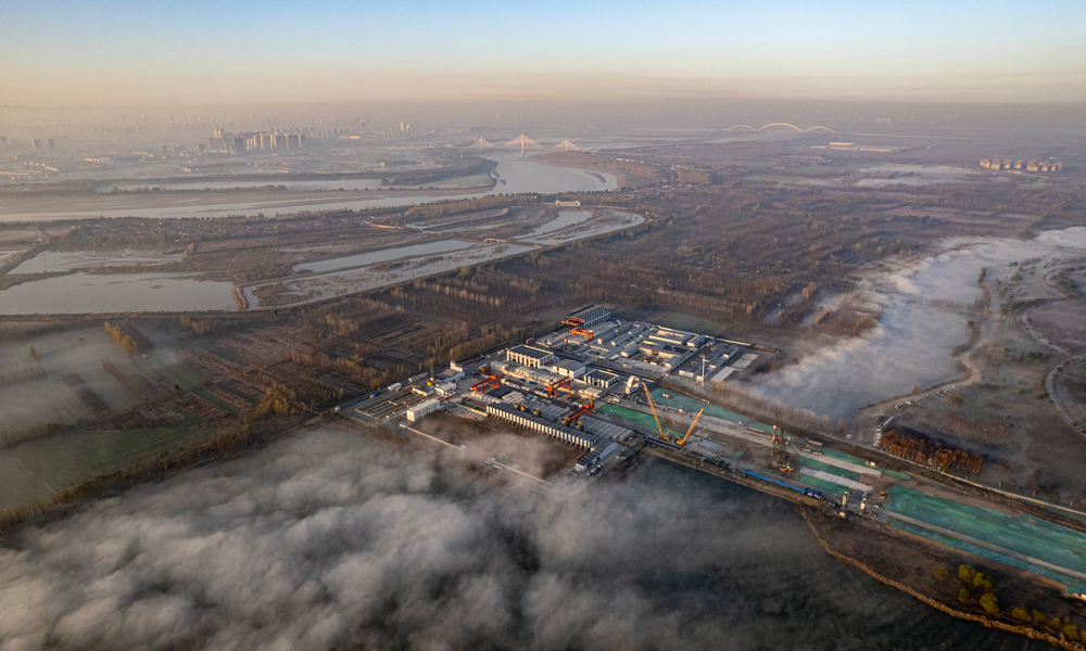 近日，由中国铁建旗下中铁十四局承建的世界最大水下盾构隧道——济南黄岗路穿黄隧道月进尺突破426米，刷新17米级超大直径盾构施工最快世界纪录。图为项目外景航拍。