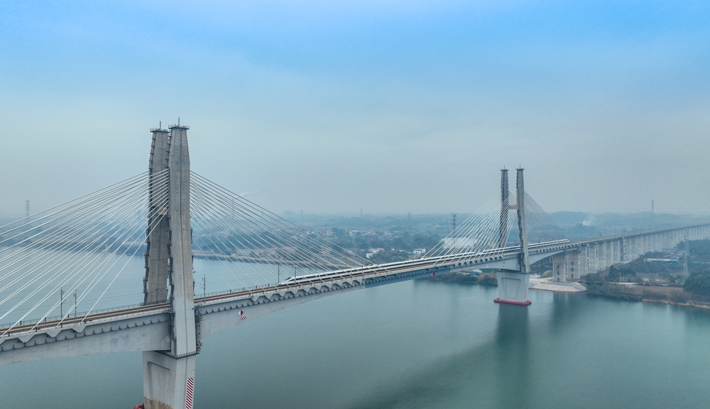 近日，由中国铁建设计参建的南珠高铁南宁至玉林段（简称：南珠高铁南玉段）开通运营，广西玉林迈入高铁时代，南宁与玉林间铁路最快旅行时间缩短至48分钟。至此，广西14个设区市全部实现“市市通高铁”。图为动车组驶过南珠高铁南玉段六景郁江特大桥。