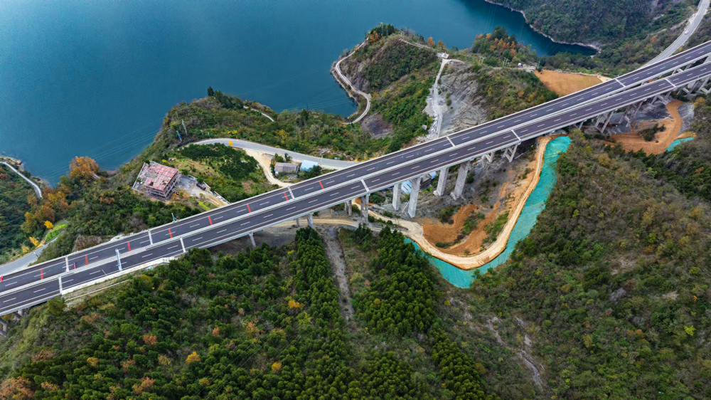 近日，由中国铁建等联合体共同投资建设的渝湘复线高速巴南至武隆段、彭水至酉阳段顺利建成通车，正式向社会车辆开放通行。图为渝湘复线高速肖家坡1号大桥、2号大桥和王家大桥。