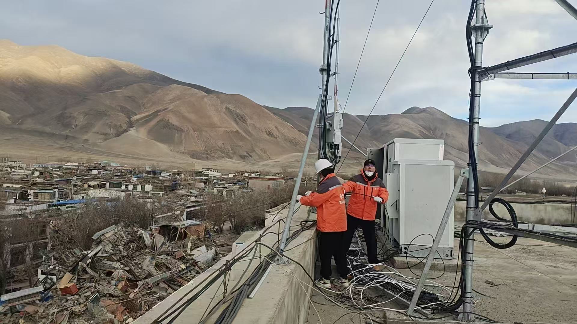 当前，中国联通在当地的传输、动环、交换、数据等网络均运行正常；移动网、固网语音数据业务测试均正常，业务均未受影响，各网元业务量暂无明显变化，客服热线及服务正常开展。