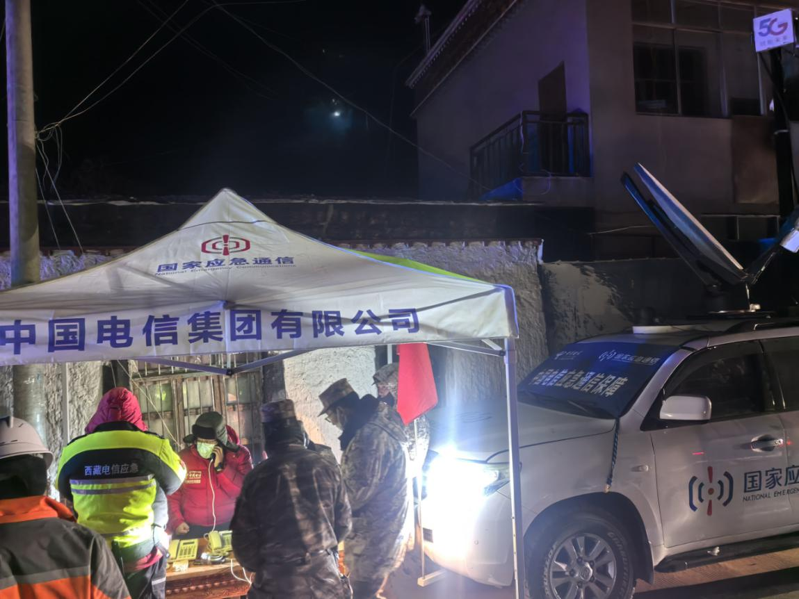 中国电信西藏公司迅速组织抗震救灾物资和应急设备运输车辆前往灾区，提供卫星座机3部，天通电话10部，BGAN海事卫星电话2部，2辆应急卫星通信车，1辆发电车，3个小型发电机，20部华为手机等通信应急设备储备；开通绿色通道，开通定日县城白名单用户1.25万户。同时，设置应急服务点，提供避难休息、免费充电及免费通信服务。为灾区送去棉被、军大衣、餐具、蔬菜、肉类、红烧罐头、煤气罐、灶台等物资，向用户发送关爱类短信。
