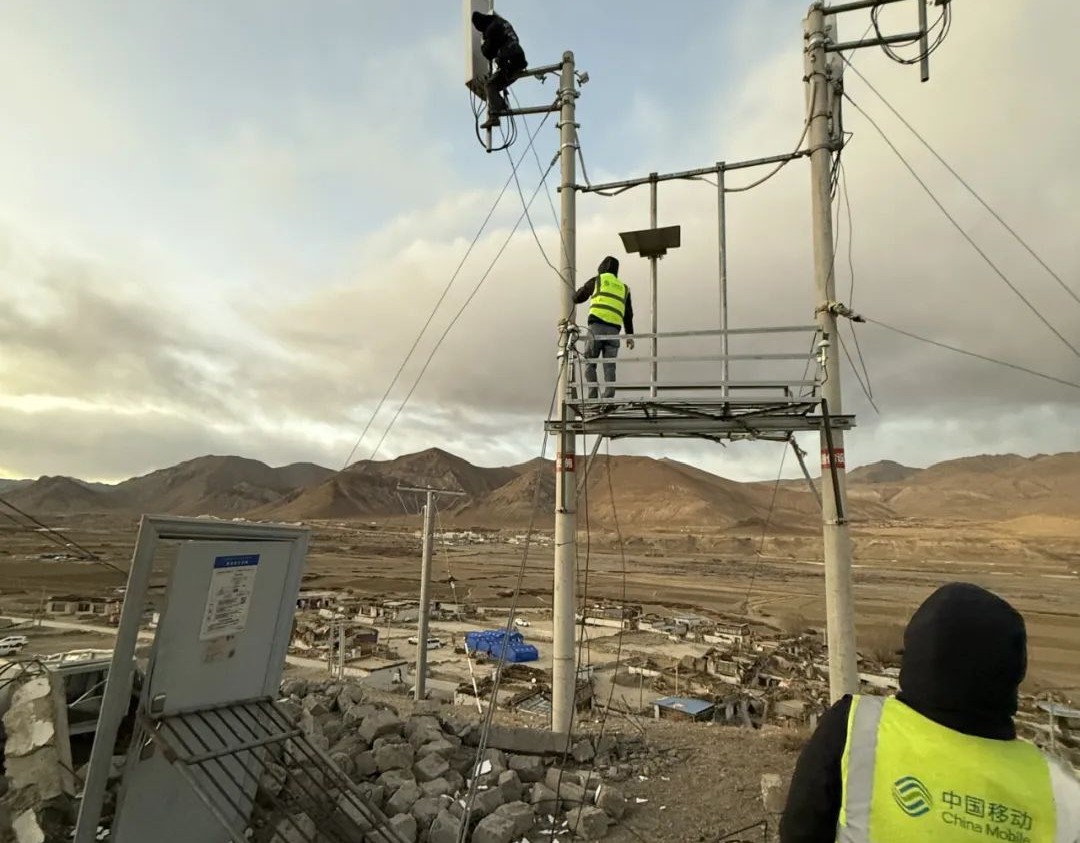 震灾害致使当地通信基础设施遭到严重损毁，面对这一紧急情况，中国移动西藏公司日喀则分公司网财联合党支部紧急成立43人专业应急保障党员突击队，奔赴定日县开展全面排查和紧急修复工作。与时间赛跑，紧急抢修受损的通信线路和设备，为救援工作构筑起一条条宝贵的“生命线”。