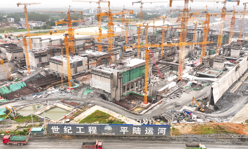 企石枢纽是平陆运河第二梯级枢纽，堪称全线施工难度最大、结构形式最复杂的枢纽工程。此次上下闸首混凝土结构物的封顶意义重大，意味着企石枢纽船闸人字门等金属结构具备安装条件，为加快推进船闸主体全面完工筑牢了坚实根基，是平陆运河建设进程中的一个重要里程碑。