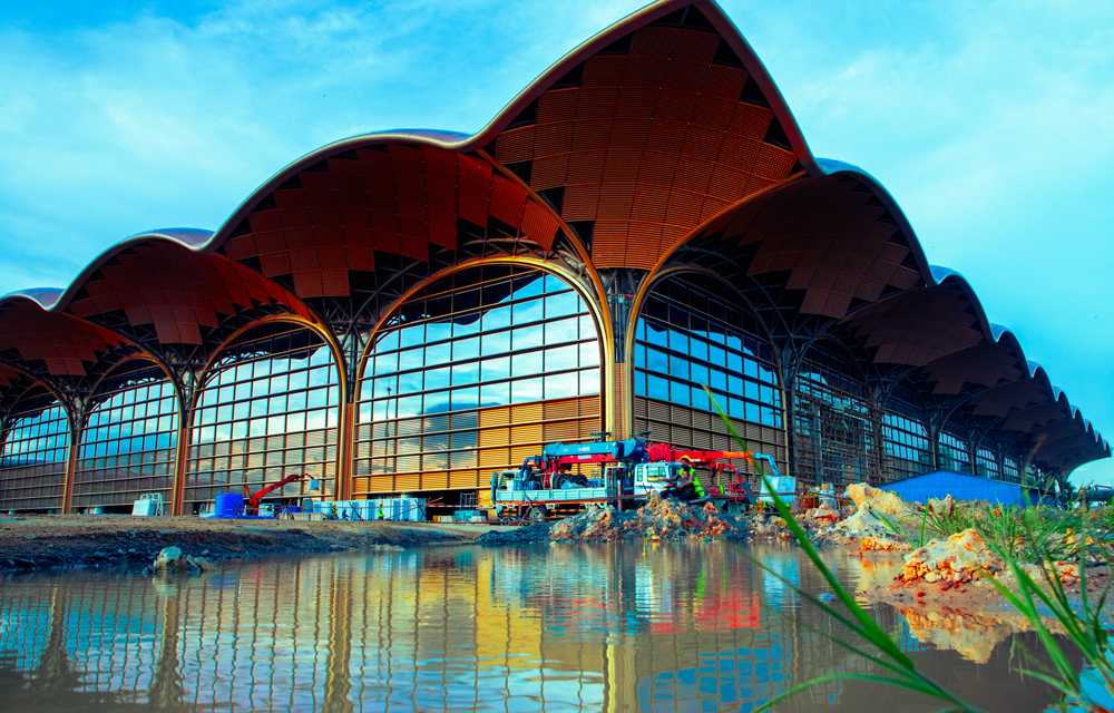 德崇国际机场分三期开发，设计容量5000万人次，建成后成为全球最高等级的4F级机场。