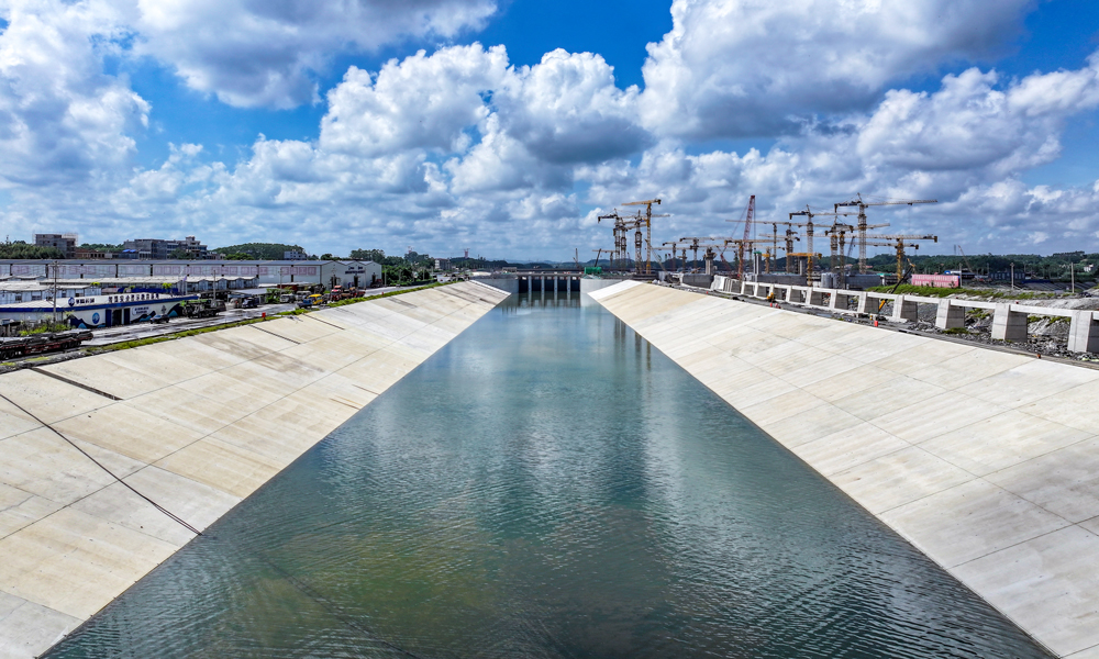 近日拍摄的平陆运河企石枢纽泄水闸。