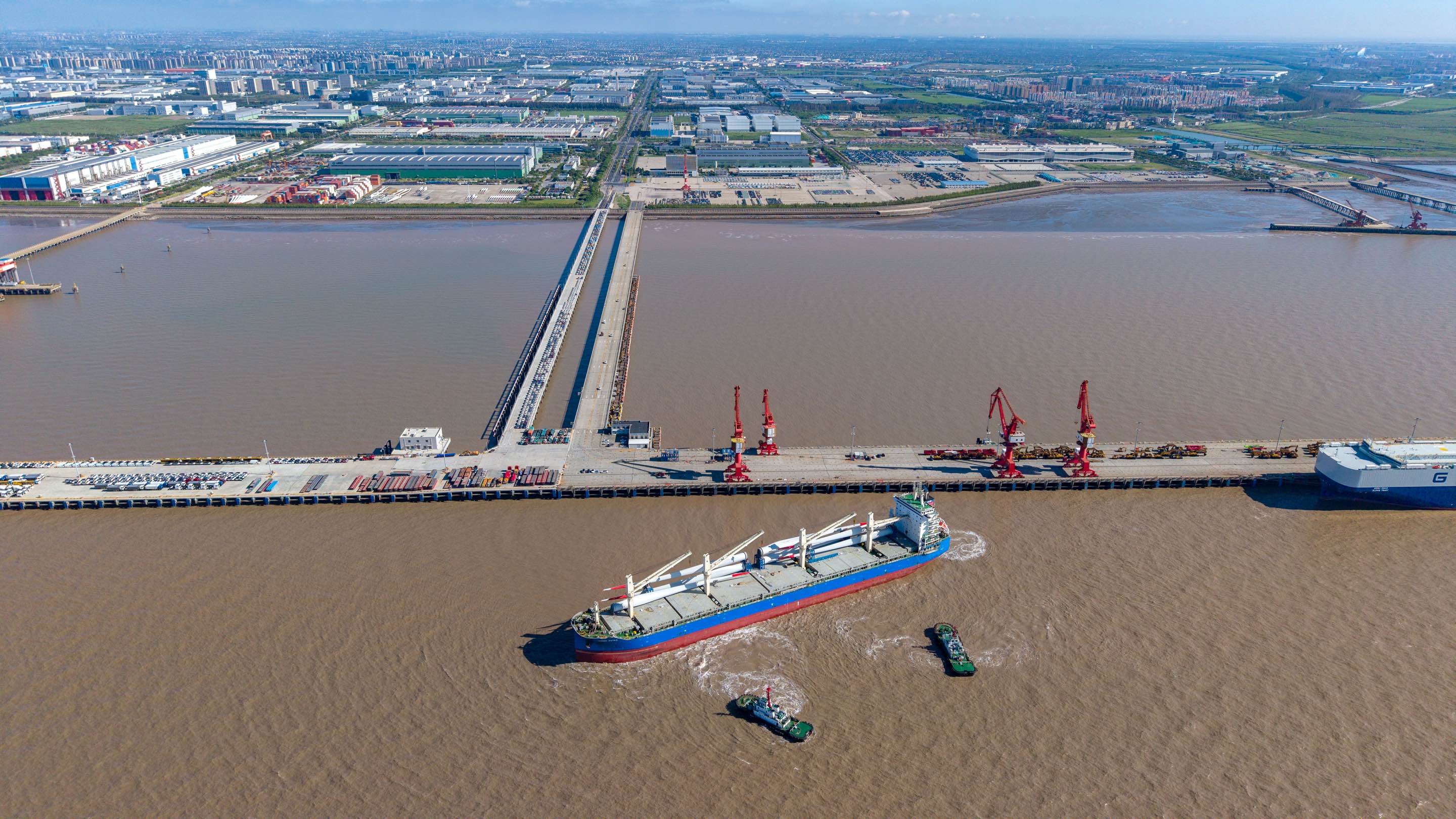 近日，随着最后一片海上风叶稳稳登上中国远洋海运旗下68K系列多用途船，中国远洋海运旗下中远海运特运宣布，B81型海上风电叶片项目（叶片长度81米）首批15片海上风叶顺利完成装载，船队成功解锁 “68K多用途船+海上风叶”新组合。