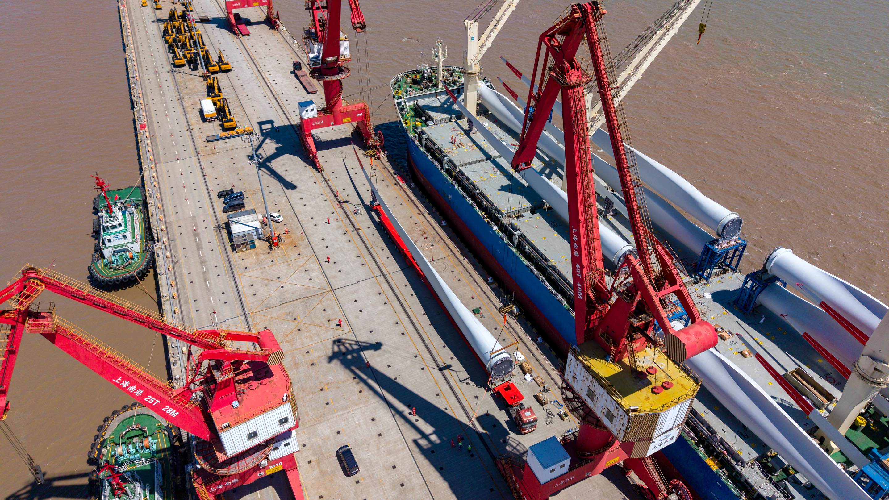 项目团队为本次任务设计了专属配载方案，通过自主研发的风叶支架，突破了以往海上风叶只能单层装载的限制，实现叠装两层，为客户实实在在地节省了运输成本和时间。